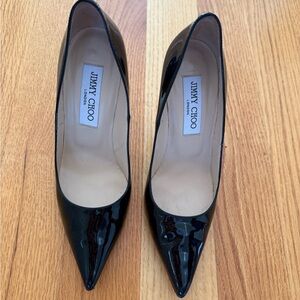 Jimmy choo pump. Black Patent. Made in Italy.
Size : 35 1/2